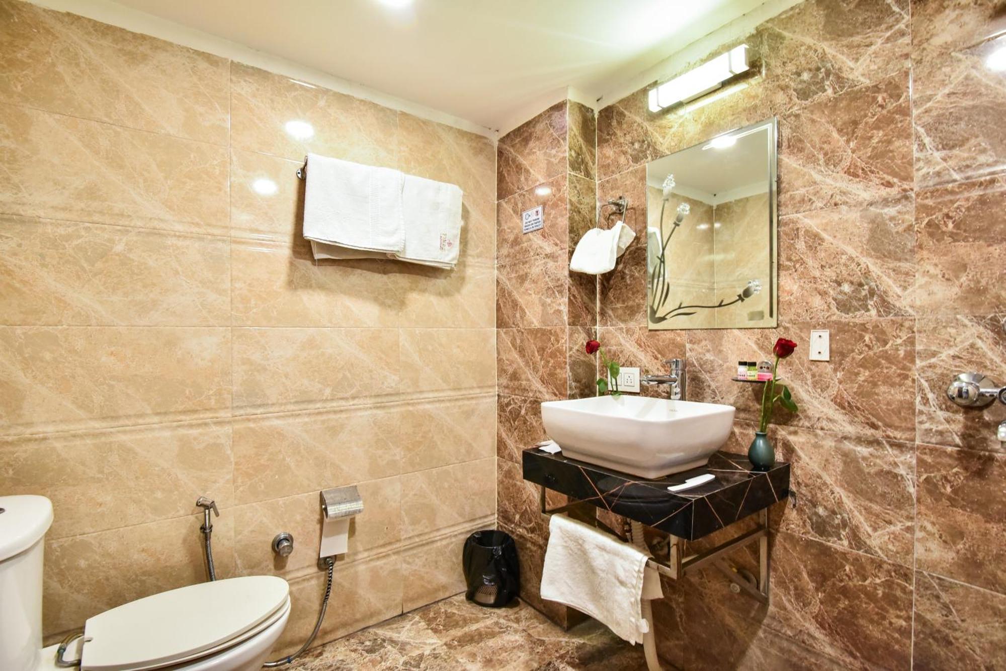 Pinaz Royale Hotel Amritsar Eksteriør billede